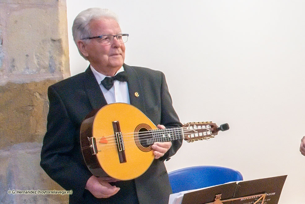 Homenaje a Manuel Ortiz, director de la Rondalla Senior ManoloOrtizRondallaSenior