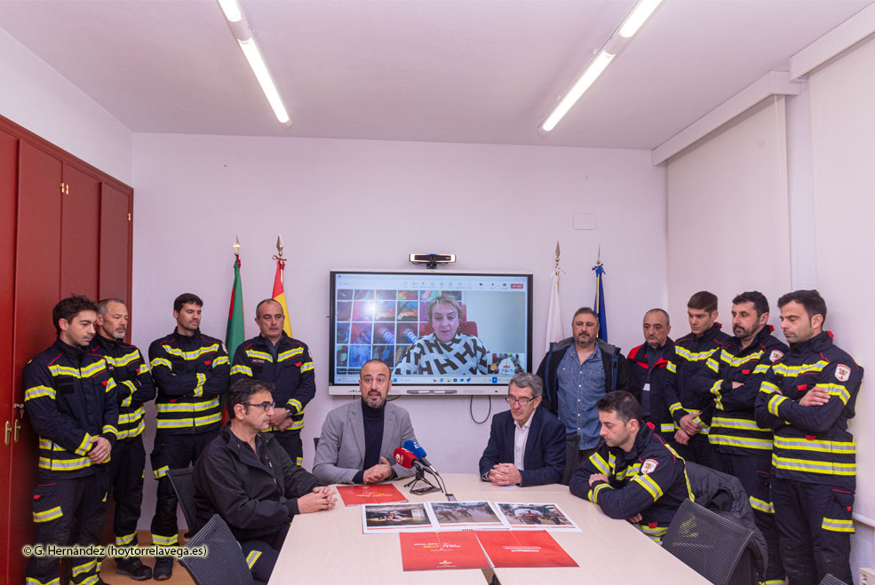 Los bomberos de Torrelavega realizan un calendario solidario para hacer un parque infantil en Benetússer CalendarioBomberosDana