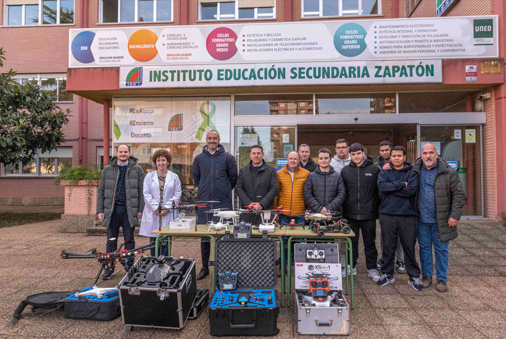 Donación de drones al IES Zapatón para el uso en el Grado de Robótica Industrial IESZapatonDronesDonacion