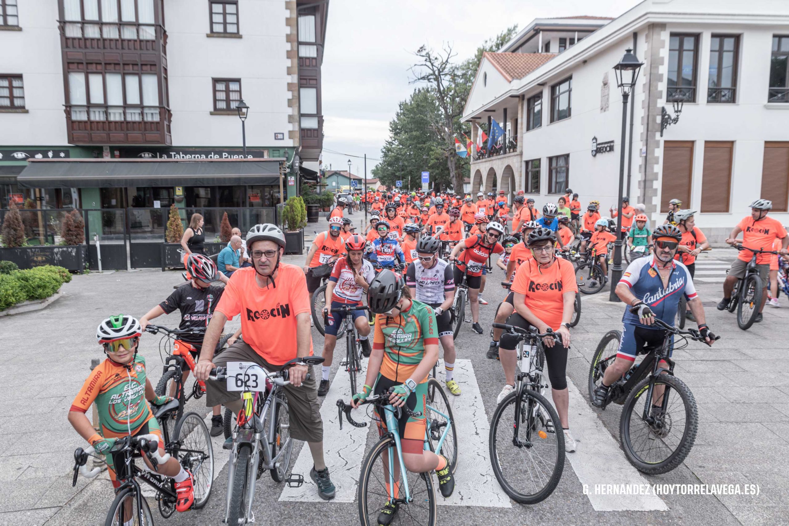 Cerca de 200 personas participaron en el XVII Día de la Bicicleta de Reocín