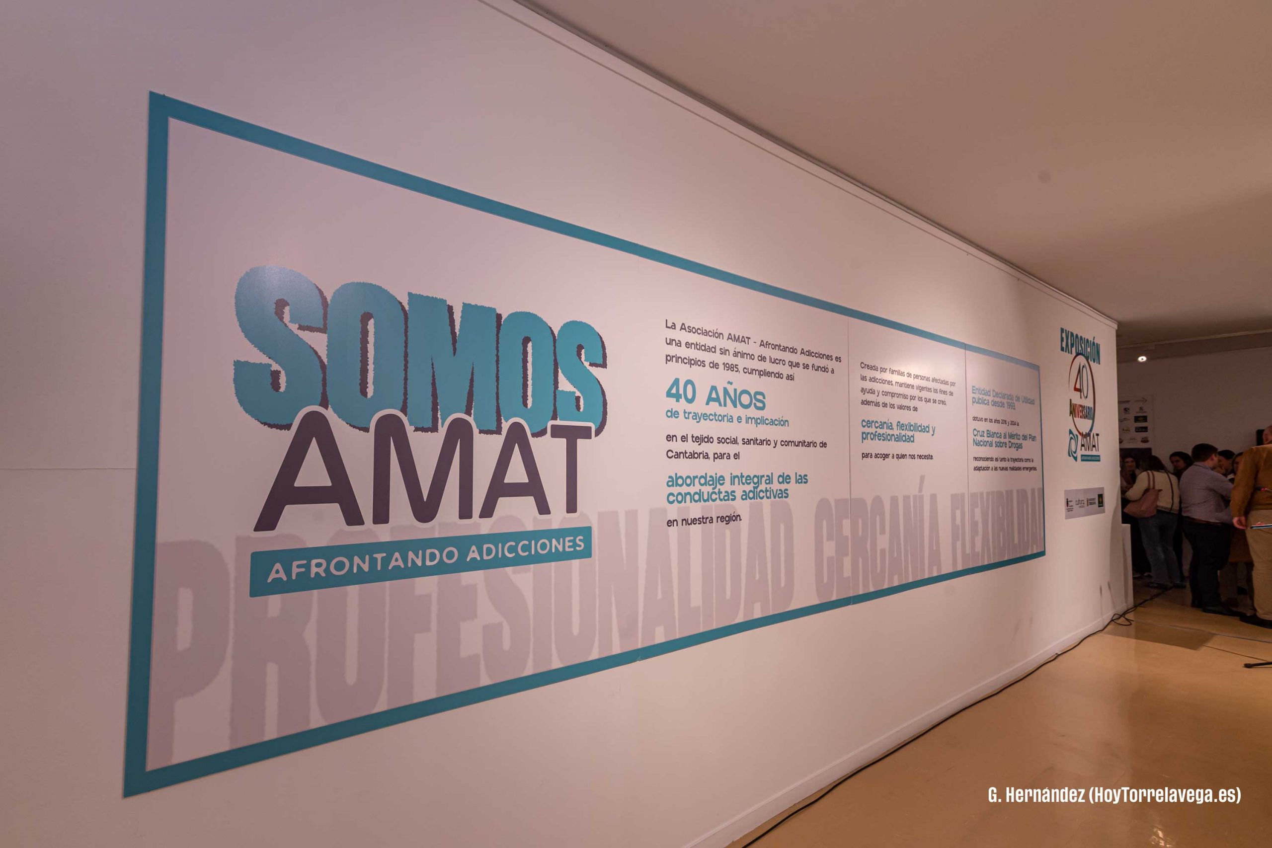 Inaugurada la exposición conmemorativa de AMAT Torrelavega por su 40 aniversario