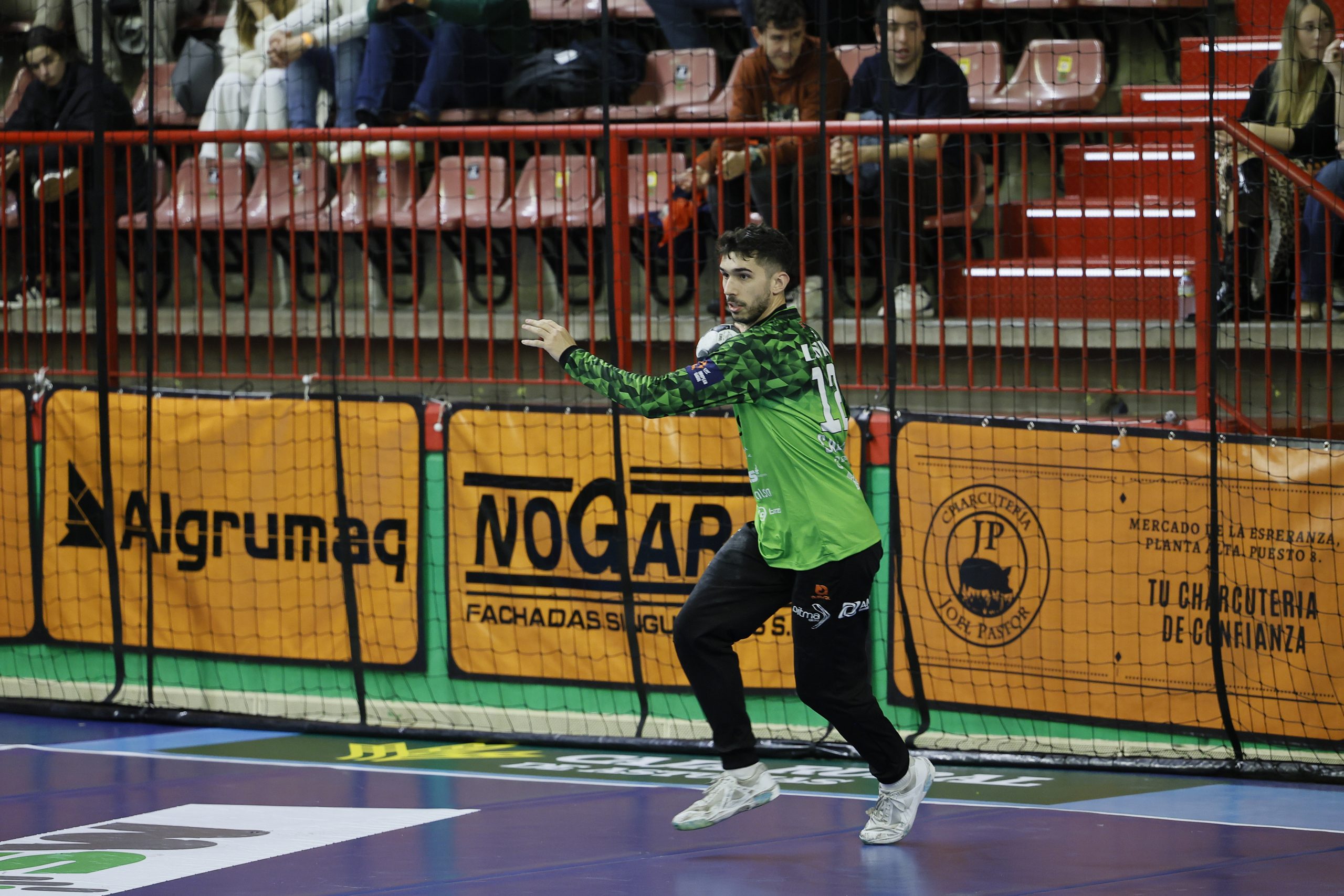 Carlos Calle lidera el triunfo naranja ante el BM Nava