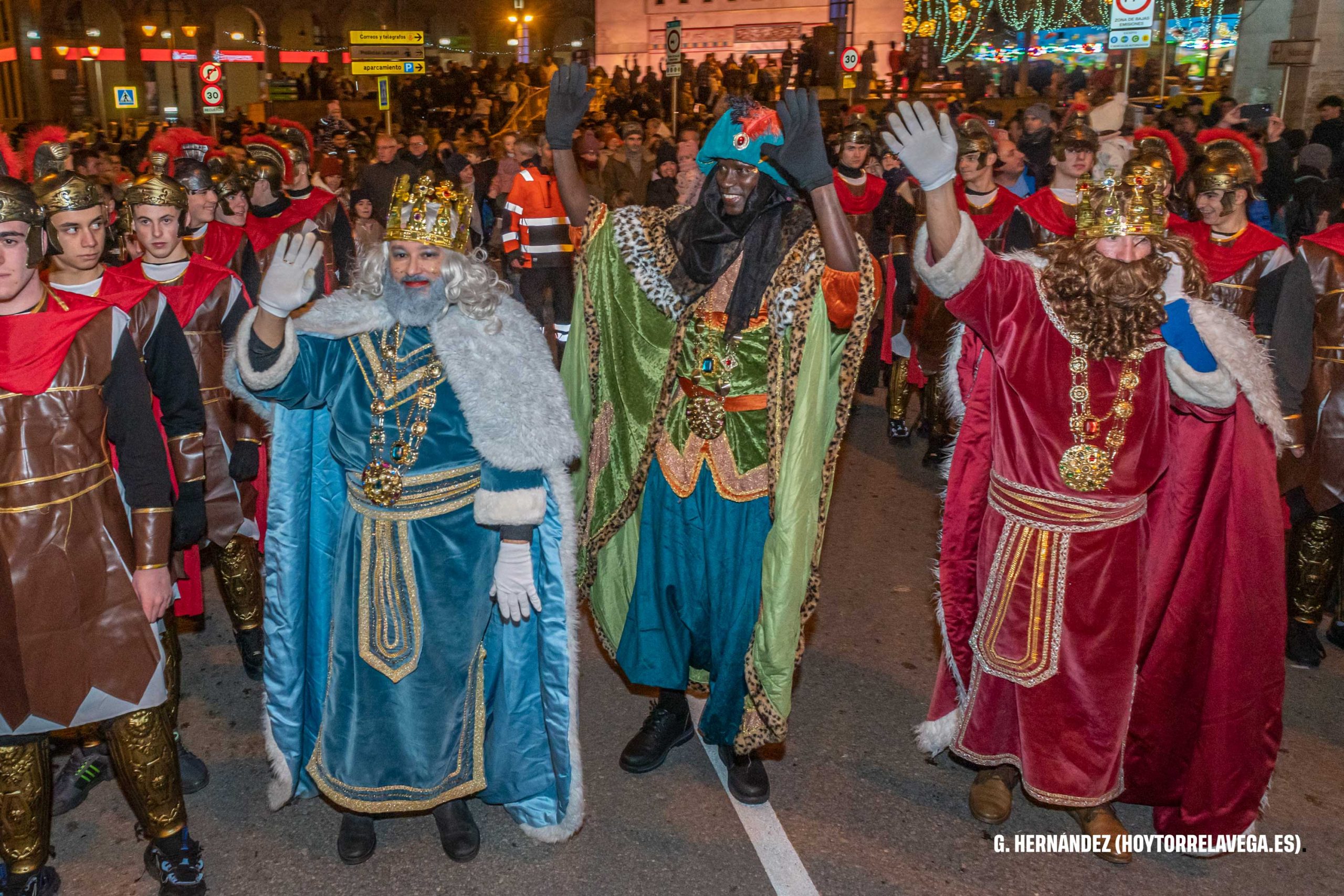 Multitudinario recibimiento a los Reyes Magos en Torrelavega Melchor, Gaspar y Baltasar han hecho a pie el último tramo del recorrido