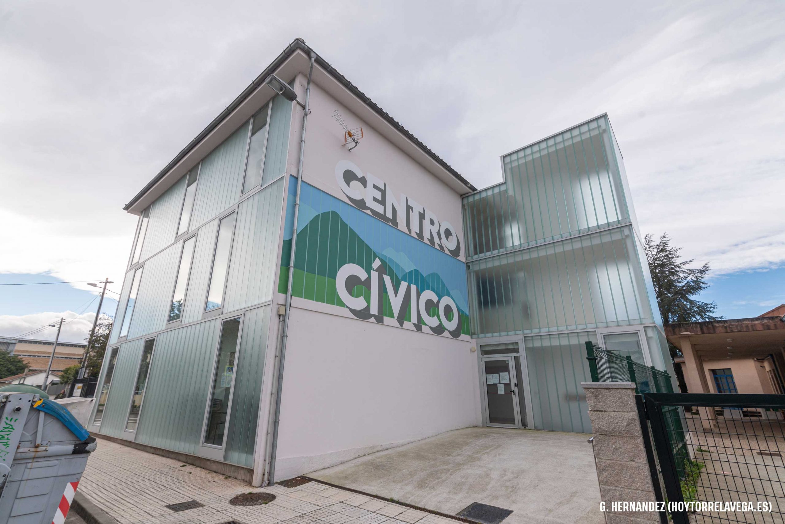 Un nuevo mural adorna el exterior del Centro Cívico de Sierrapando