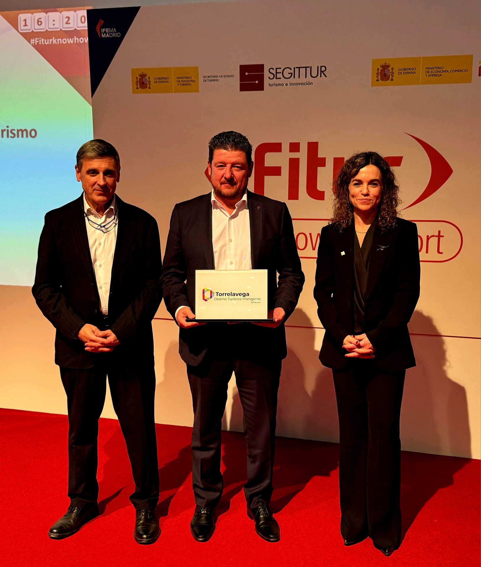 Torrelavega recibe el distintivo de Destino Turístico Inteligente en FITUR