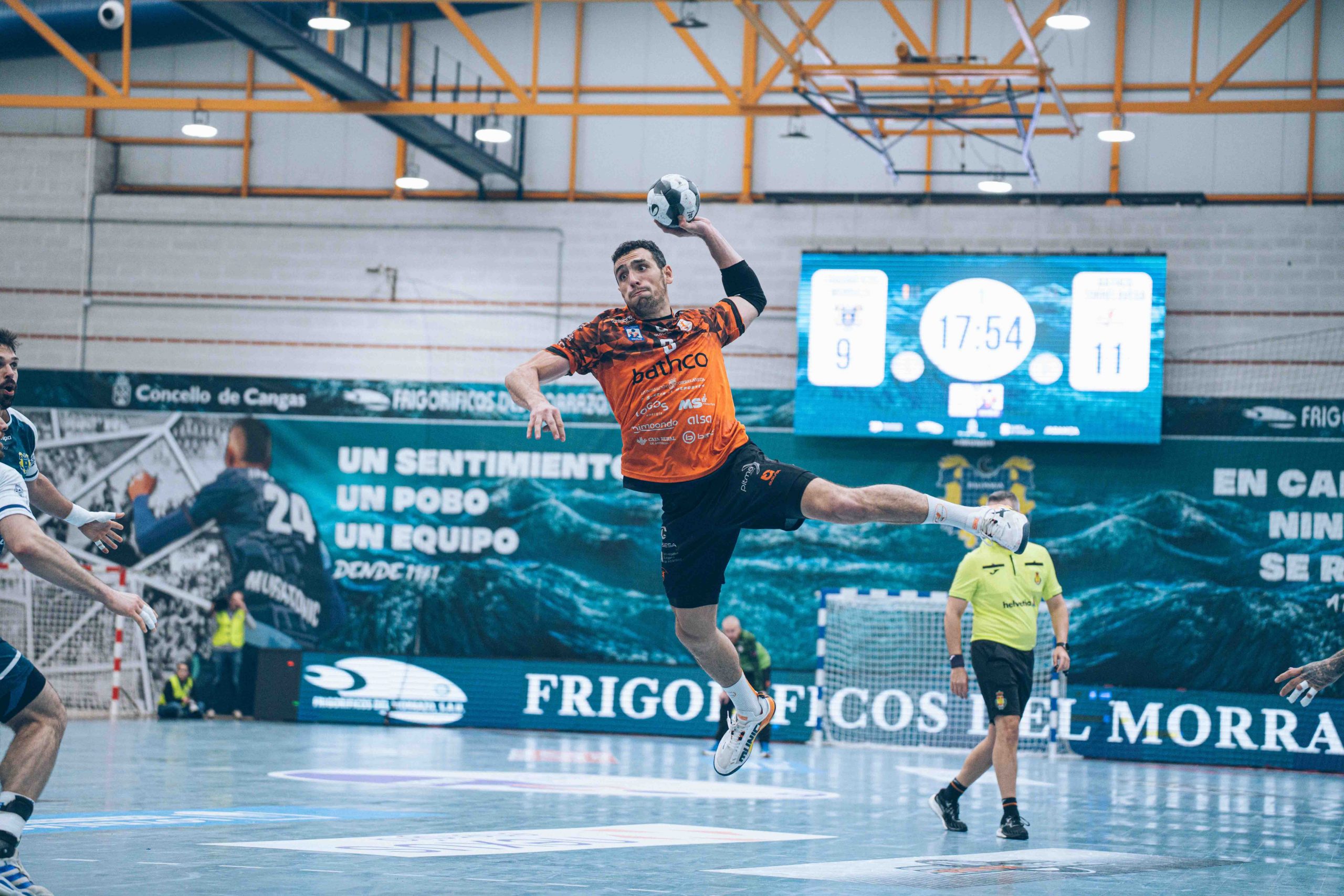 El BM Torrelavega sufre para ganar por dos en O Gatañal