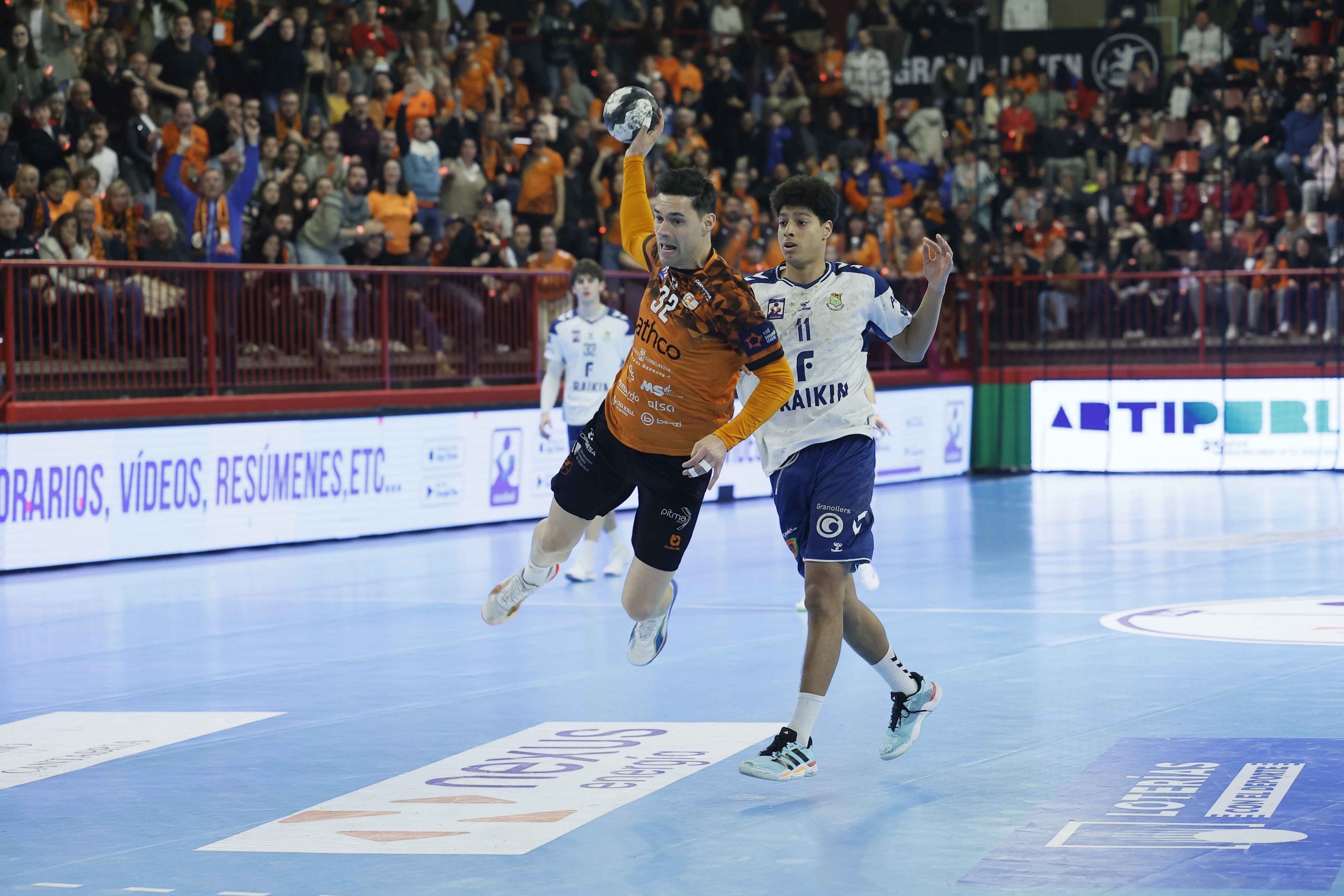 Derrota del BM Torrelavega ante 2.000 espectadores en el Trueba