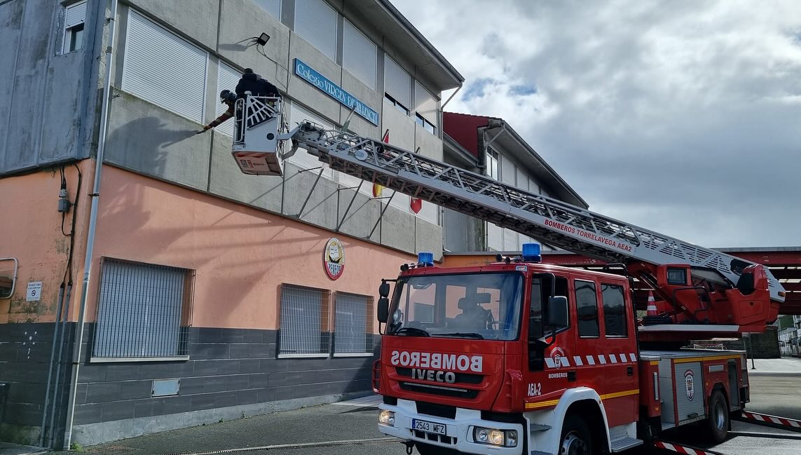 Desprendimiento de la fachada lateral del CEIP Virgen de Valencia de Renedo