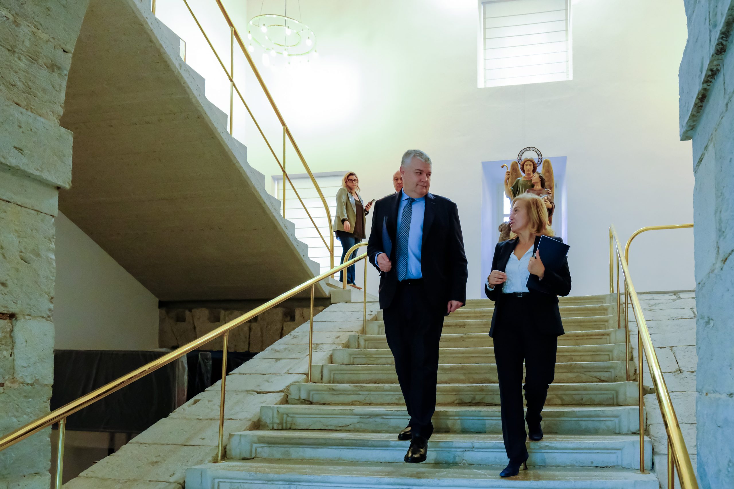 El Gobierno presenta en el Parlamento el proyecto de ley de Presupuestos El consejero de Economía y la presidenta del Parlamento de Cantabria