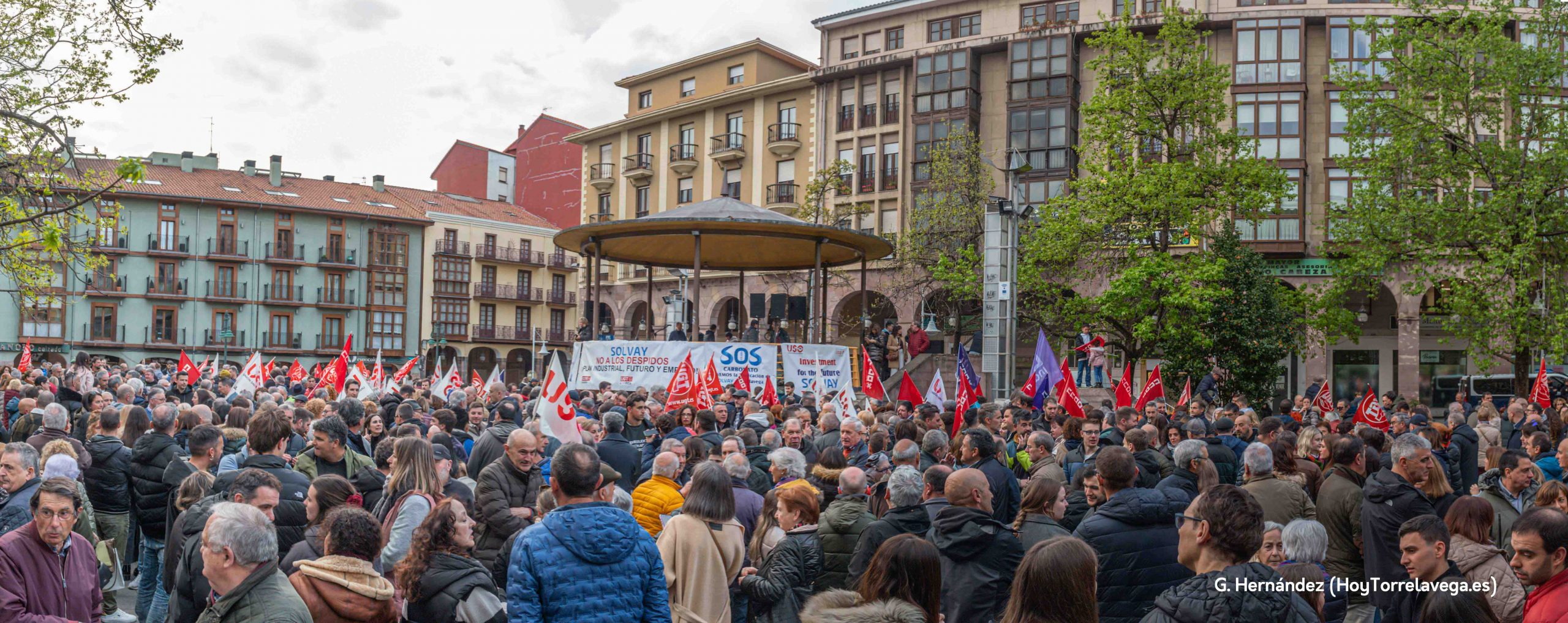 Unas 500 personas se concentran en contra de los despidos en Solvay
