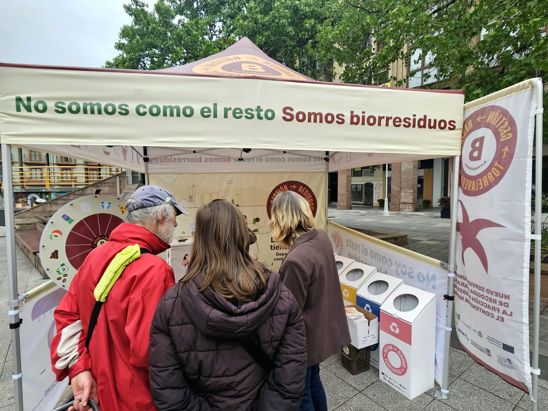 Comienza la campaña de información itinerante sobre el contenedor marrón