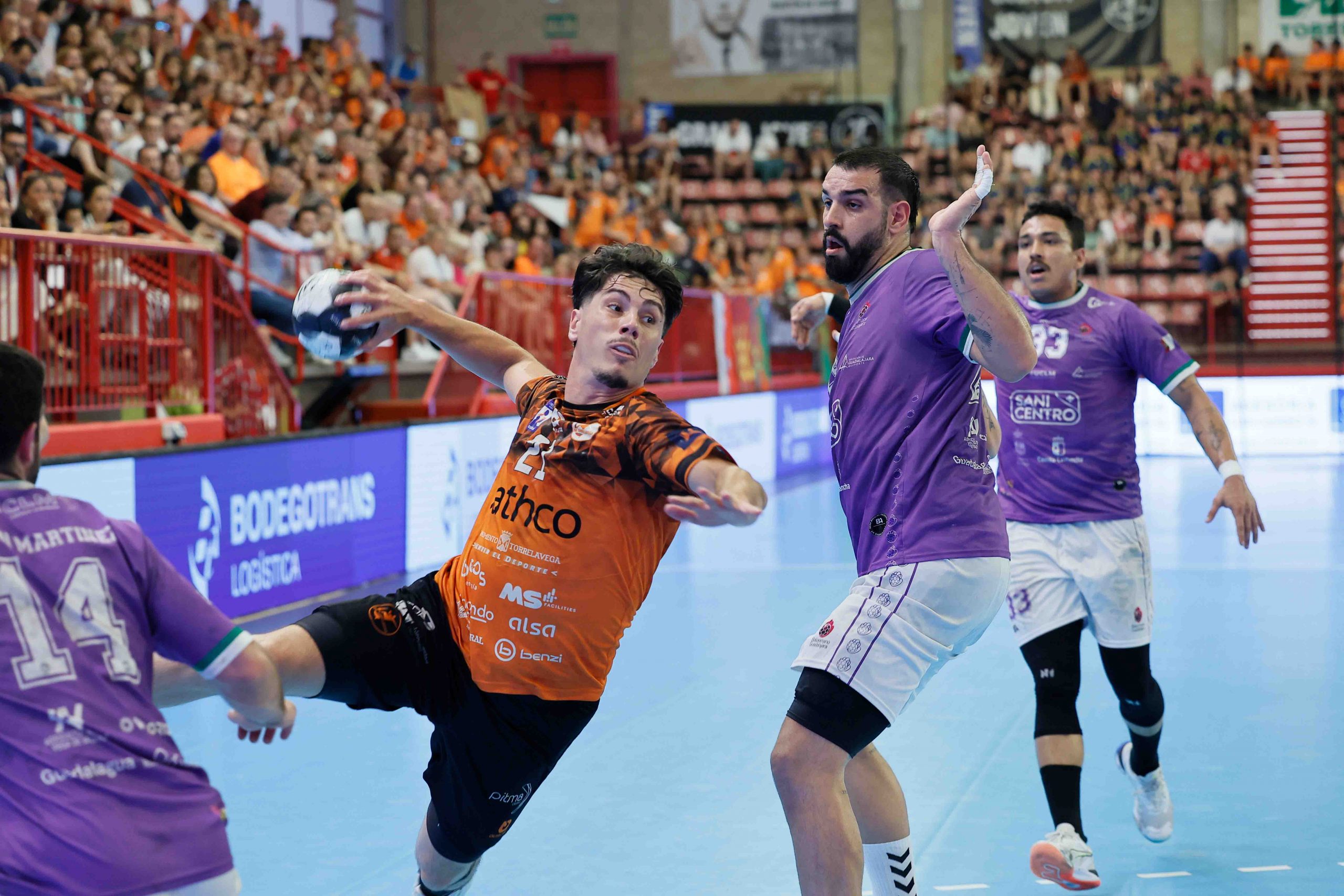 Triunfo del BM Torrelavega frente al Guadalajara en un partido marcado por las despedidas de jugadores