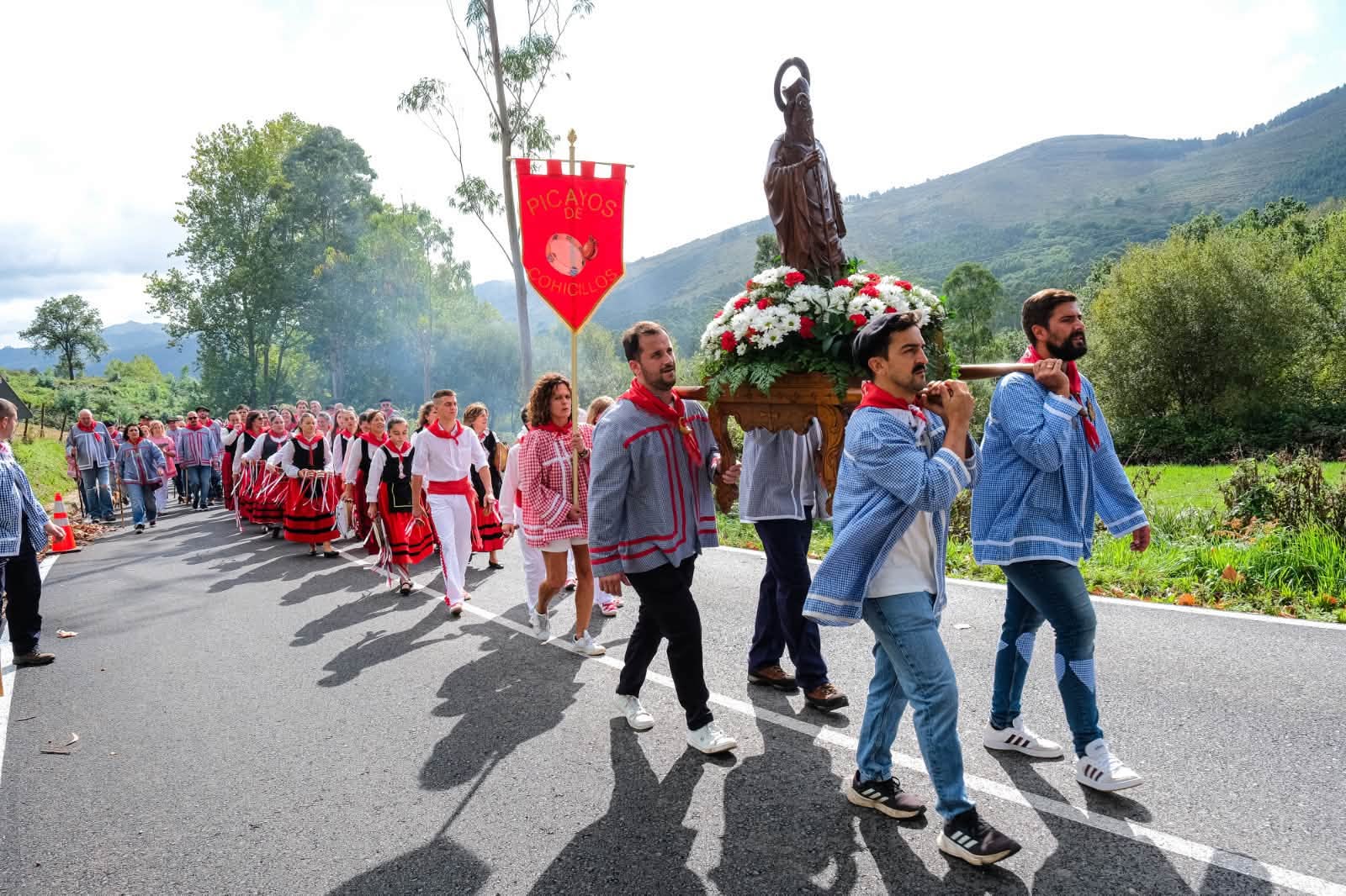 Los romeros acompañan a San Cipriano en la tradicional subida a la ermita de La Pradera